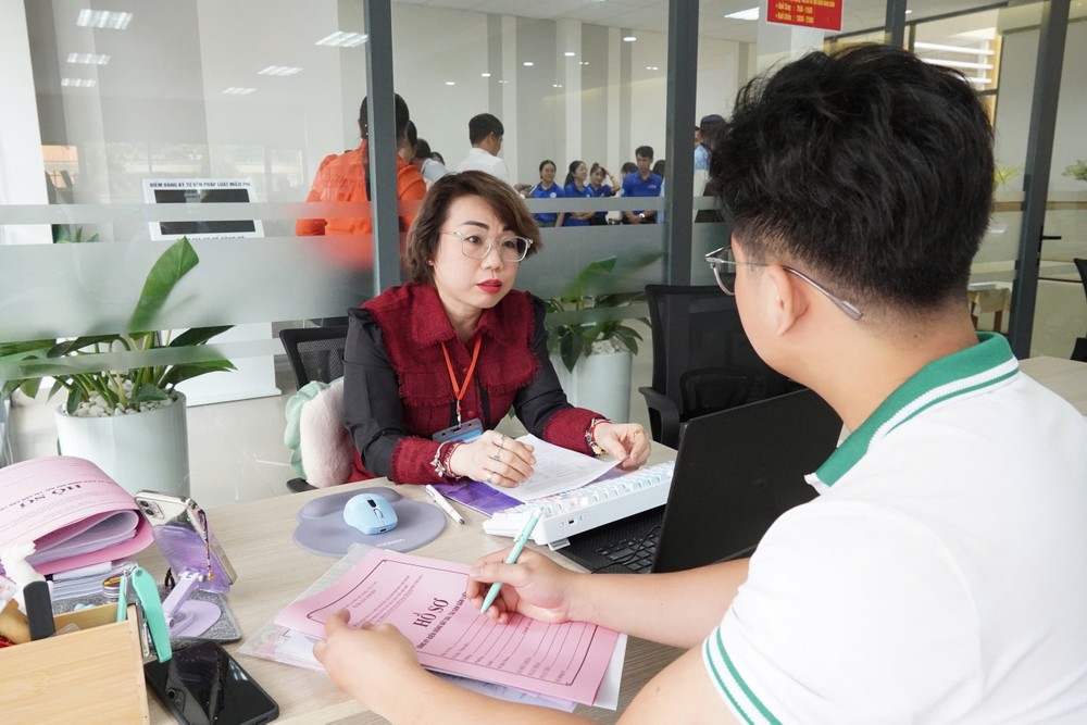 Bà Nguyễn Thị Mỹ Trang, địa chính viên hạng 3 của Chi nhánh Văn phòng đăng ký đất đai TP Thủ Đức (trước đây) tiếp nhận thủ tục của người dân . Ảnh: THU HƯỜNG