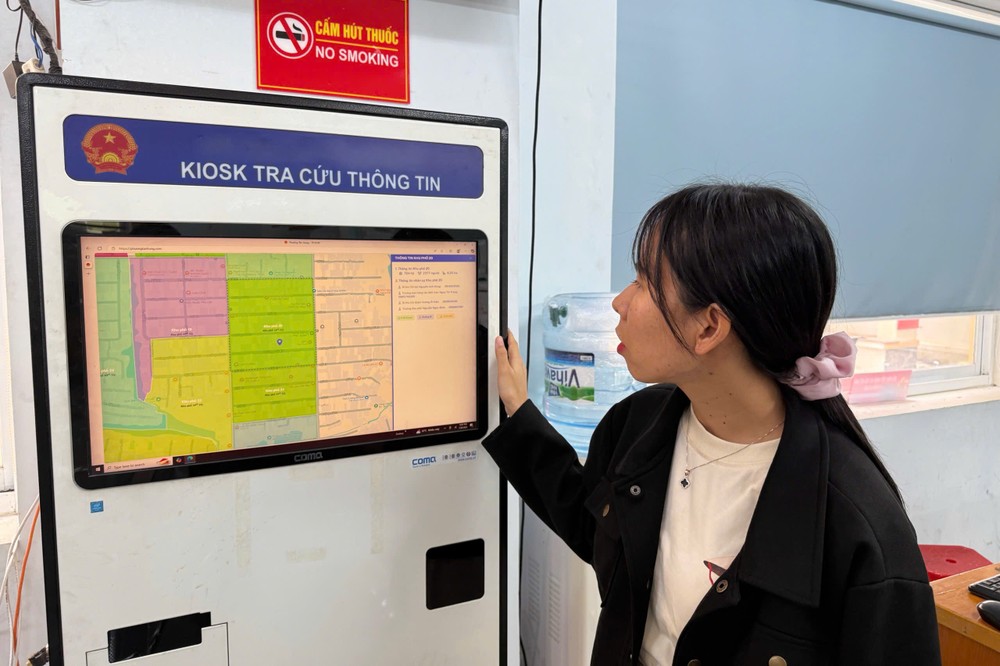 Máy được trang bị tại trung tâm để người dân quy đổi khu phố cũ - mới. Người dân cũng có thể sử dụng điện thoại hoặc máy tính cá nhân vào trang web để quy đổi. Ảnh: HUỲNH THƠ IMG_1996.jpeg