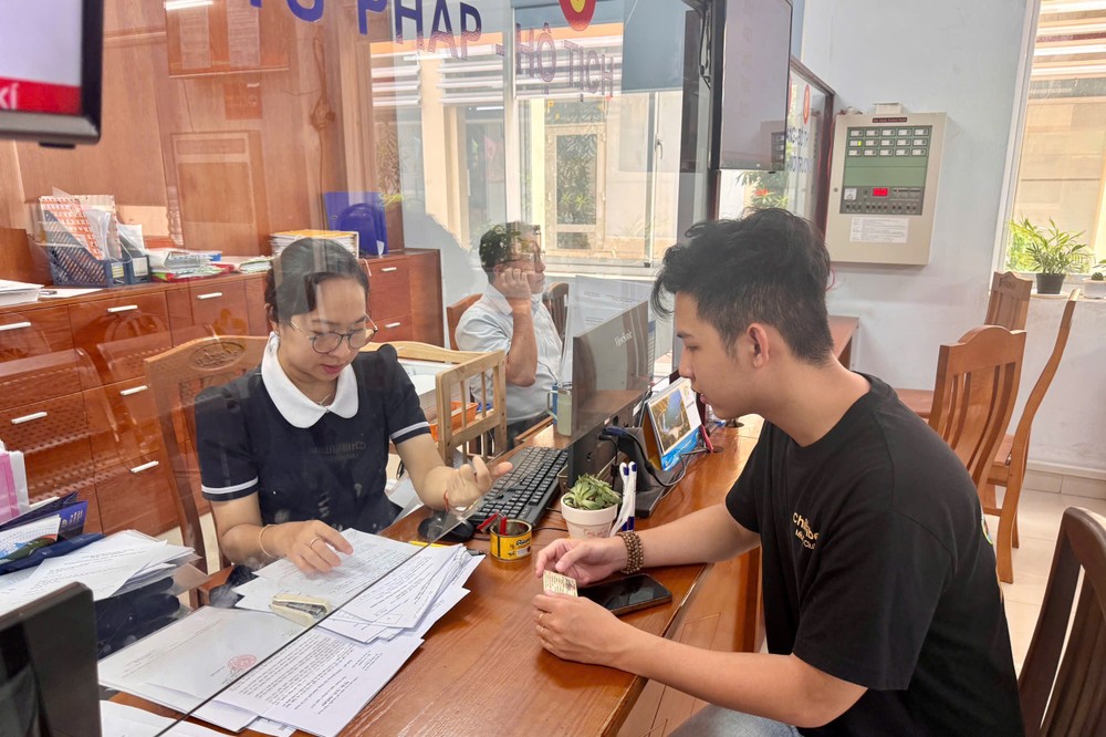 Người dân đến làm thủ tục tại Trung tâm Phục vụ hành chính công phường Tân Hưng. Ảnh: HUỲNH THƠ IMG_1998.jpeg