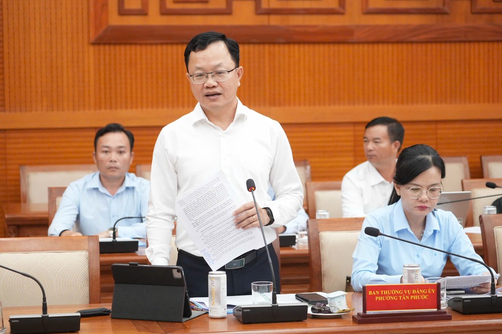 Bí thư Đảng ủy Phường Tân Phước- ông Dương Ngọc Châu báo cáo tại buổi làm việc. Ảnh: THANH TUYỀN Ông Nguyễn Thanh Nghị: Khai thác không gian phát triển mới, tận dụng tối đa các nguồn lực để tạo bước đột phá-ong-nguyen-thanh-nghi-dai-hoi-dang-bo-tphcm (4).jpg