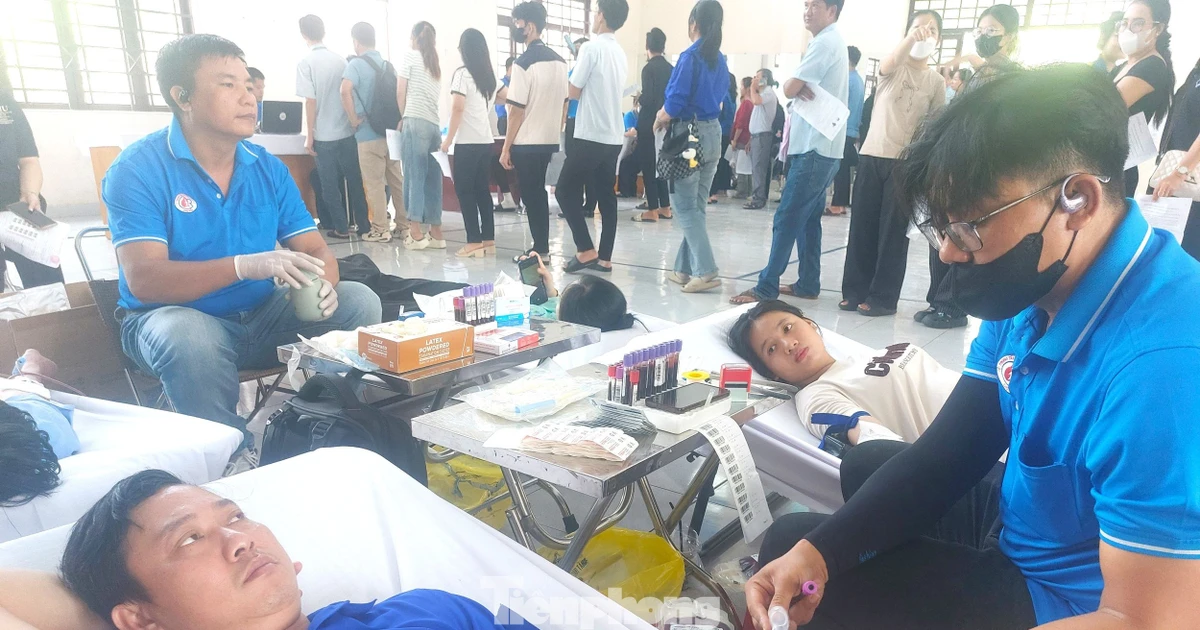 Thanh niên công nhân tại TPHCM hăng hái hiến máu