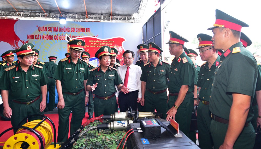 Lãnh đạo Bộ Quốc phòng, lãnh đạo Bộ Tư lệnh Quân khu 7 và lãnh đạo TPHCM tham quan mô hình học cụ huấn luyện của Bộ Tư lệnh TPHCM F3a.jpg