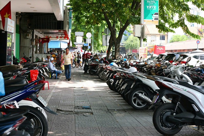 Người dân TP HCM chờ đề án thu phí vỉa hè mới- Ảnh 1.
