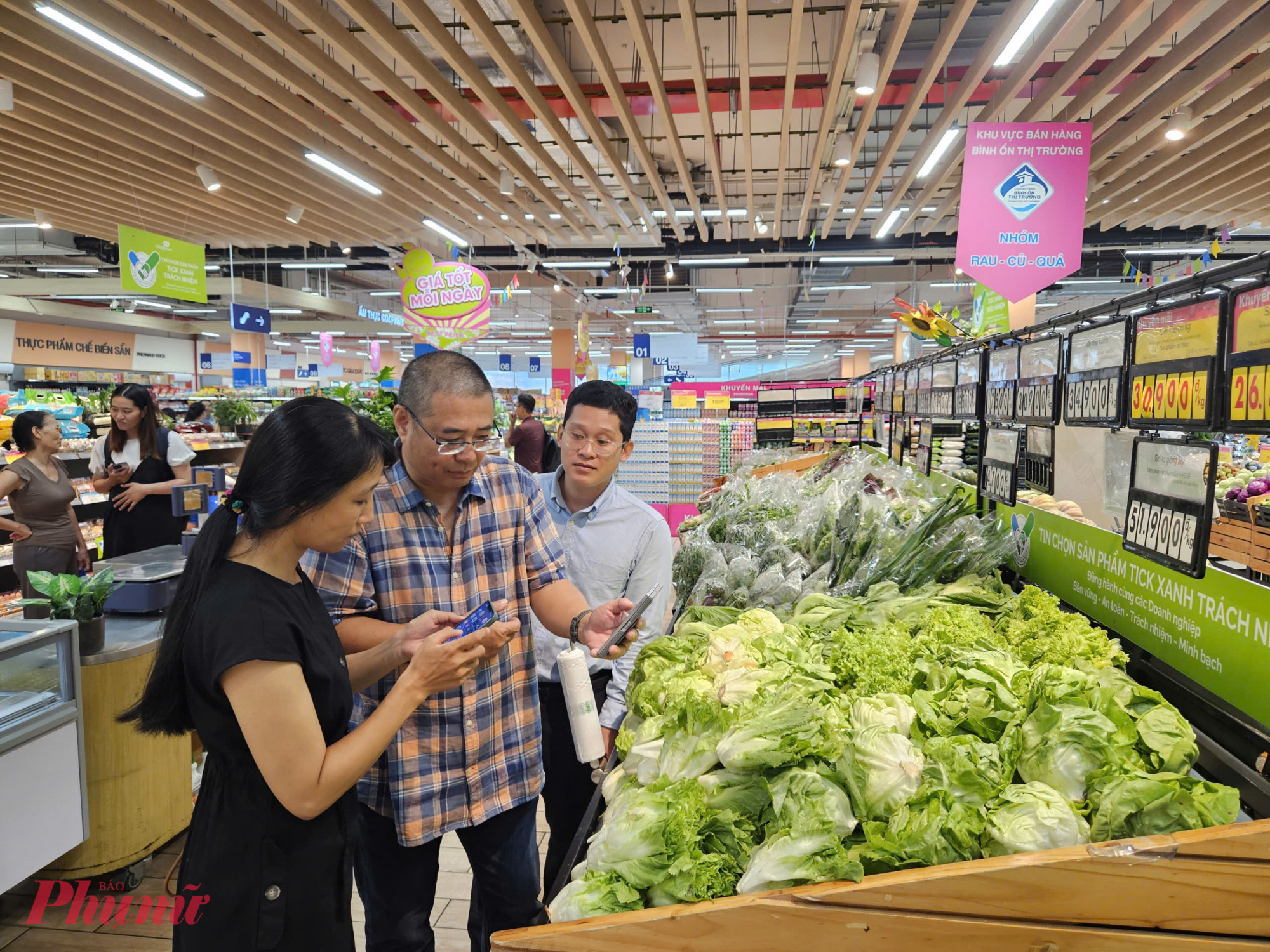 Với những sản phẩm được gắn nhãn tick xanh, người tiêu dùng chỉ cần quét QR sẽ có thông tin chi tiết về truy xuất nguồn gốc và cam kết của doanh nghiệp