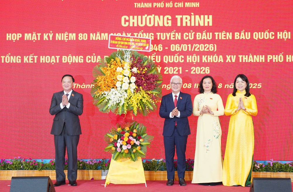 Ông Nguyễn Khắc Định trao hoa chúc mừng Đoàn ĐBQH TP.HCM. Ảnh: THUẬN VĂN nguyen-van-loi-5.jpg
