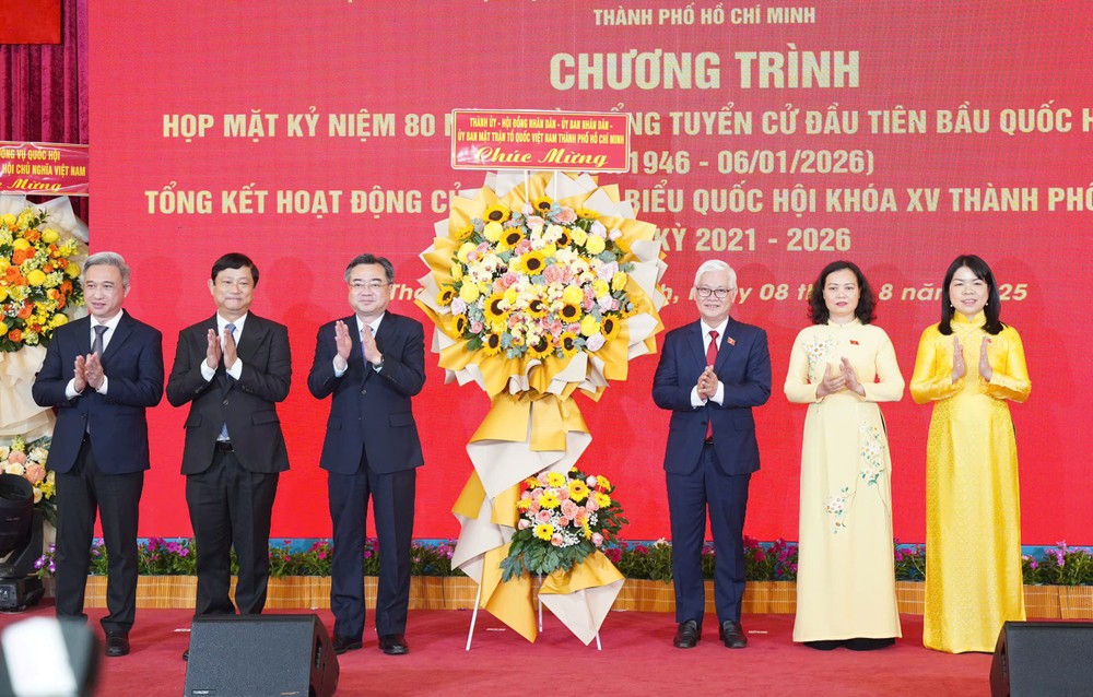 Lãnh đạo Thành uỷ - HĐND - UBND - Uỷ ban MTTQ Việt Nam TP.HCM trao hoa chúc mừng Đoàn ĐBQH TP.HCM. Ảnh: THUẬN VĂN nguyen-van-loi-7.jpg