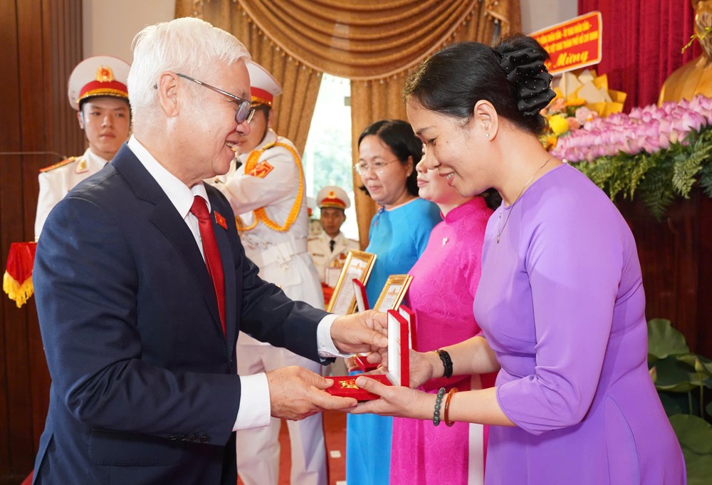 Ông Nguyễn Văn Lợi trao kỷ niệm chương nguyen-van-loi-8.jpg
