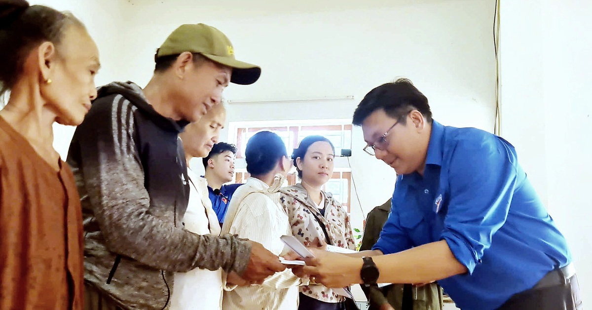 Tuổi trẻ TP.HCM trao quà hỗ trợ bà con vùng lũ xứ Nghệ