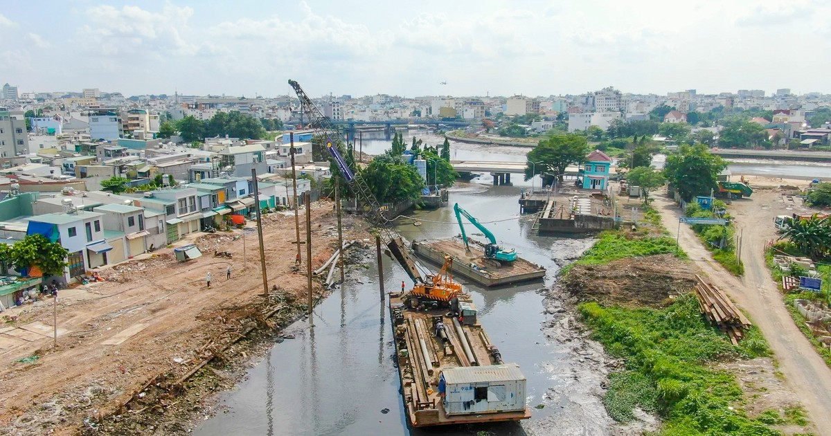"Vượt nắng, thắng mưa” trên công trường rạch Xuyên Tâm