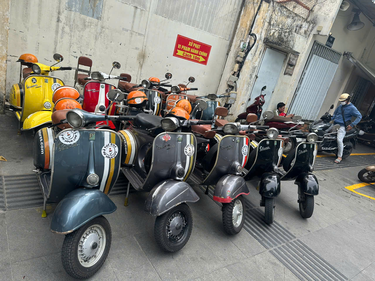 Lập biên bản 10 người mặc áo cam chạy Vespa vượt đèn đỏ ở trung tâm TP.HCM - Ảnh 3.