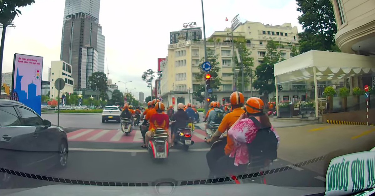 Lập biên bản 10 người mặc áo cam chạy Vespa vượt đèn đỏ ở trung tâm TP.HCM