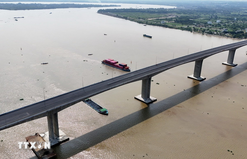 Die Hauptkonstruktion der Nhon-Trach-Brücke besteht aus 39 Pfeilern und zwei Widerlagern. Die Flussbrücke besteht aus fünf Pfeilern und vier Brückenfeldern. Dadurch ist eine lichte Höhe von 30,5 m gewährleistet, die Schiffen mit einer Tonnage von bis zu 5.000 Tonnen die sichere Durchfahrt ermöglicht. (Foto: Hong Dat/VNA)