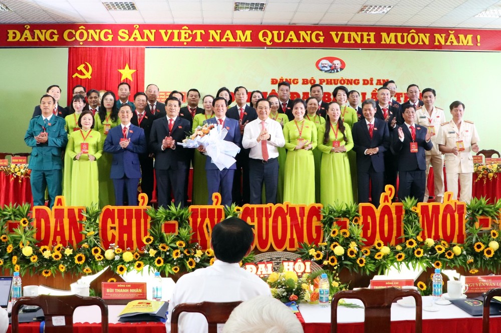Ông Nguyễn Văn Được, Phó Bí thư Thành ủy, Chủ tịch UBND TP.HCM, tặng hoa chúc mừng Ban Chấp hành Đảng bộ phường Dĩ An. Ảnh: LÊ ÁNH Chủ tịch UBND (1).JPG