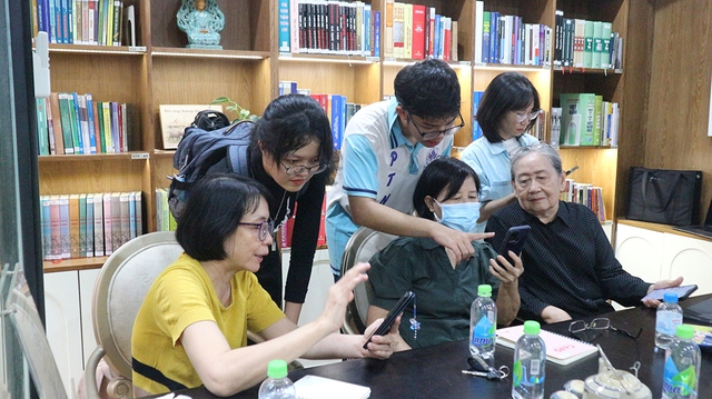 Người trẻ dạy công nghệ miễn phí cho người lớn tuổi- Ảnh 1.