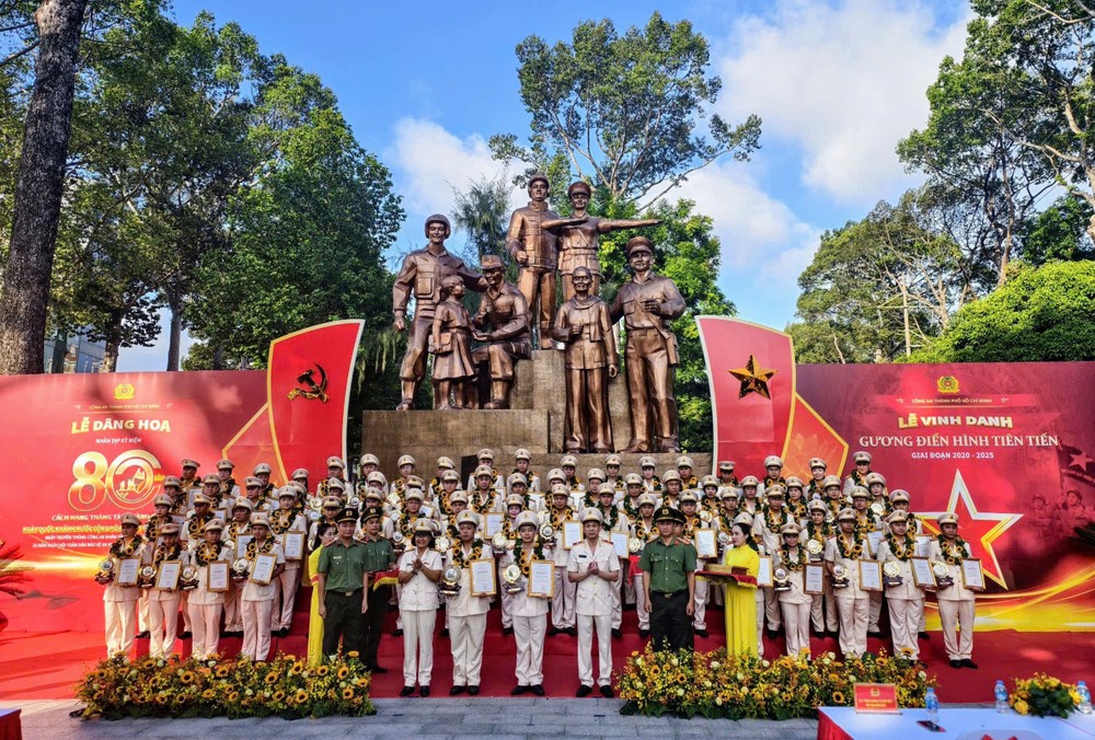Vinh danh các gương điển hình tiên tiến z6922067979362_a1324020391e604783a00078b7a0eba5.jpg