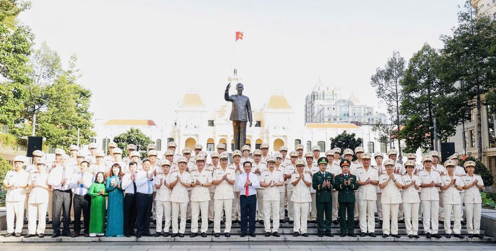 Đại biểu dâng hoa tại Công viên Tượng đài Chủ tịch Hồ Chí Minh z6922127174289_509423f3895a4e9099d424de58913b77.jpg