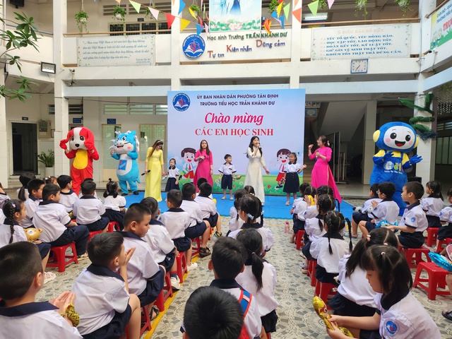 Sáng nay học sinh lớp 1 TP.HCM tựu trường: Năm học với nhiều đặc biệt bắt đầu - Ảnh 4.
