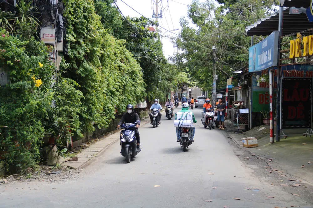 Tan Thoi Hiep 21 Street was renamed Nguyen Trac Street. Photo: N.NGOC 8c91180445ebcdb594fa.jpg