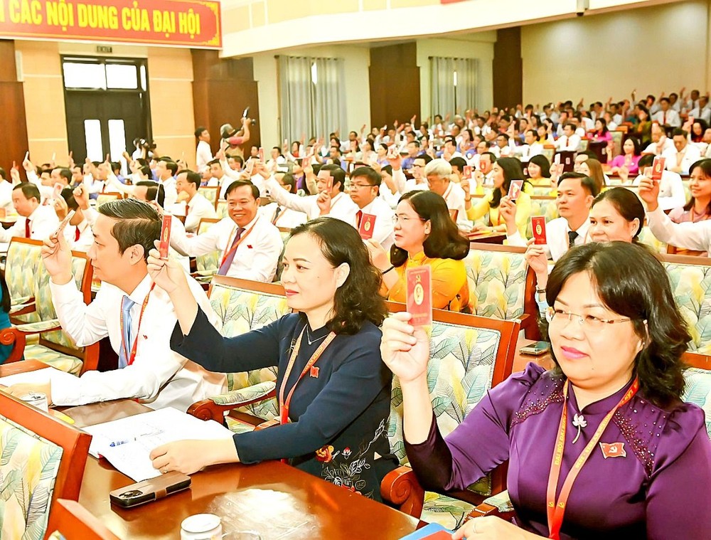 Các đại biểu biểu quyết thông qua Nghị quyết Đại hội đại biểu Đảng bộ các cơ quan Đảng TPHCM lần thứ I. Ảnh: VIỆT DŨNG U3c.jpg