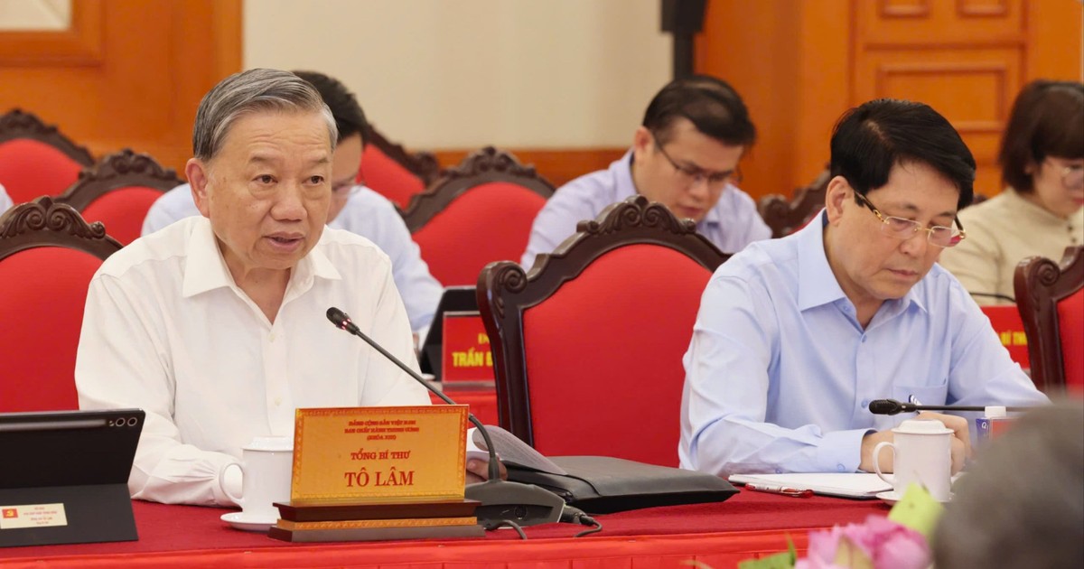 Bộ Chính trị làm việc với Ban Thường vụ Thành ủy TP Hà Nội và Thành ủy TPHCM