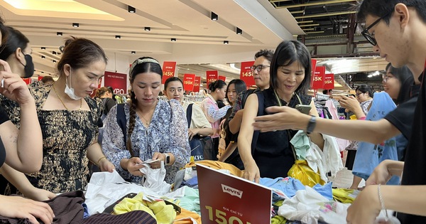 Lần đầu tiên khuyến mãi hàng hiệu tại ga Metro Bến Thành