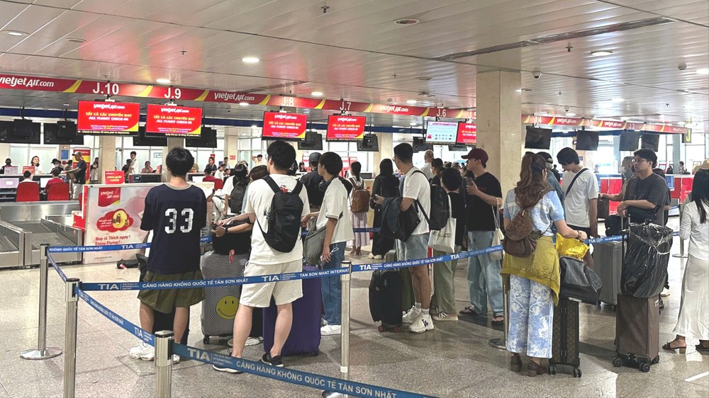 Hiện chỉ còn Vietjet Air tiếp tục phục vụ khách tại ga T1, các hãng còn lại đều chuyển sang nhà ga T3. Ảnh: QUỐC HÙNG Hiện chỉ còn Vietjet Air tiếp tục phục vụ khách tại ga T1, các hãng còn lại đều chuyển sang nhà ga T3. Ảnh: QUỐC HÙNG