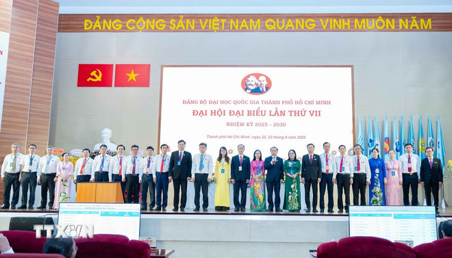 Der 25-köpfige Exekutivausschuss des Parteikomitees der Nationalen Universität Ho-Chi-Minh-Stadt für die Amtszeit 2025–2030 wurde dem Kongress vorgestellt. (Foto: Thu Hoai/VNA) ttxvn-dai-hoi-dai-bieu-dang-bo-dai-hoc-quoc-gia-thanh-pho-ho-chi-minh4.jpg