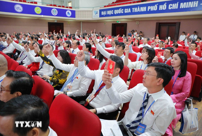 Die Delegierten stimmen dem Resolutionsentwurf des Kongresses zu. (Foto: Thu Hoai/VNA) ttxvn-dai-hoi-dai-bieu-dang-bo-dai-hoc-quoc-gia-thanh-pho-ho-chi-minh3.jpg