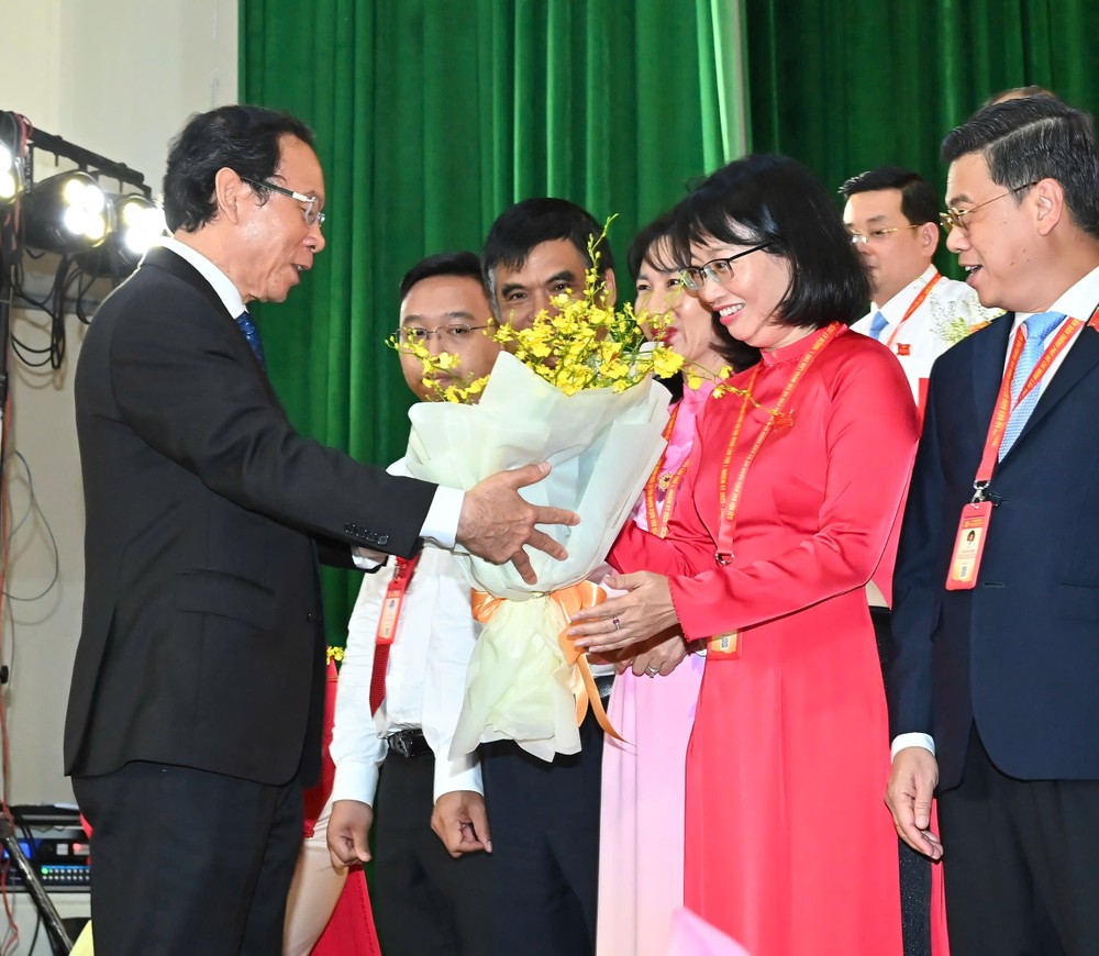 សមមិត្ត Nguyen Van Nen បានអបអរសាទរចំពោះសមមិត្តដែលចូលរួមក្នុងគណៈកម្មាធិការប្រតិបត្តិបក្សនៃគណៈកម្មាធិការប្រជាជនទីក្រុងហូជីមិញអាណត្តិ ២០២៥-២០៣០។ រូបថត៖ VIET DUNG z6937106665874_41b1b7981e6591f3f49a26305c6482b4.jpg