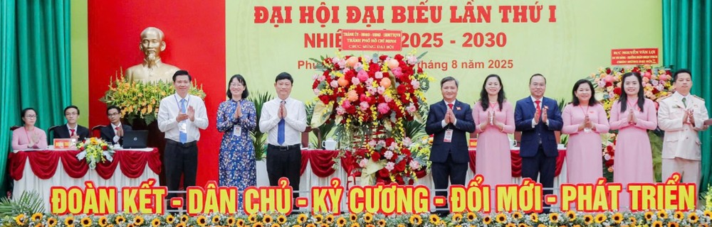 ប្រធានក្រុមប្រឹក្សាប្រជាជនទីក្រុងហូជីមិញ លោក Vo Van Minh និងថ្នាក់ដឹកនាំដទៃទៀតនៃទីក្រុងហូជីមិញបានអបអរសាទរមហាសន្និបាតបក្ស Phu Loi Ward។ រូបថត៖ XUAN TRUNG W3a.jpg