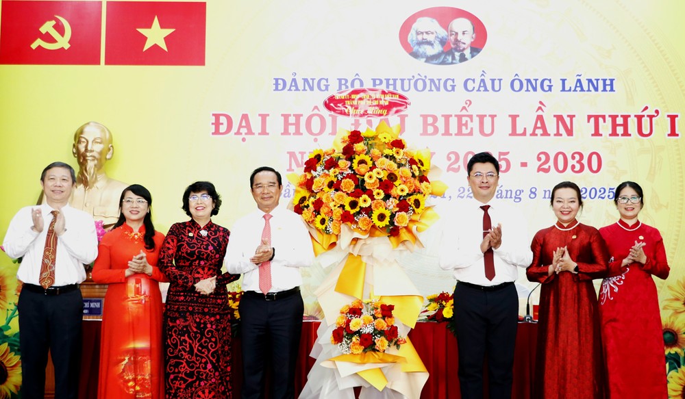 សមមិត្ត Nguyen Van Duoc ជូនកម្រងផ្កាអបអរសាទរមហាសន្និបាតគណៈកម្មាធិការបក្សសង្កាត់ Cau Ong Lanh។ រូបថត៖ NGO BINH
