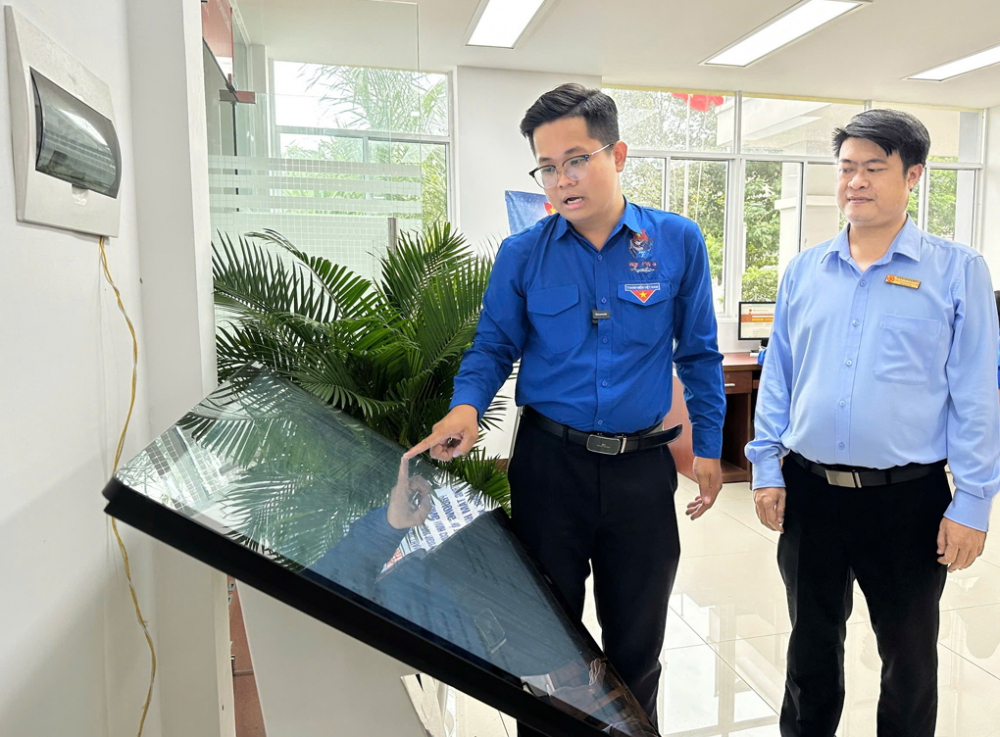 Mô hình trợ lý ảo “Sổ tay dân hỏi - Chính quyền trả lời” tại phường Tân Mỹ được tích hợp trên trụ ki-ốt thông minh, hỗ trợ người dân thực hiện thủ tục hành chính một cách thuận tiện