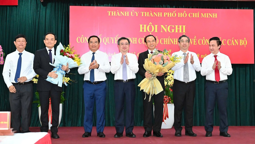 Thường trực Thành uỷ TPHCM tặng hoa chúc mừng đồng chí Nguyễn Văn Nên và đồng chí Trần Lưu Quang. Ảnh: VIỆT DŨNG z6941487181087_105f2159ef770d94eb0f3ced05dbddb2.jpg