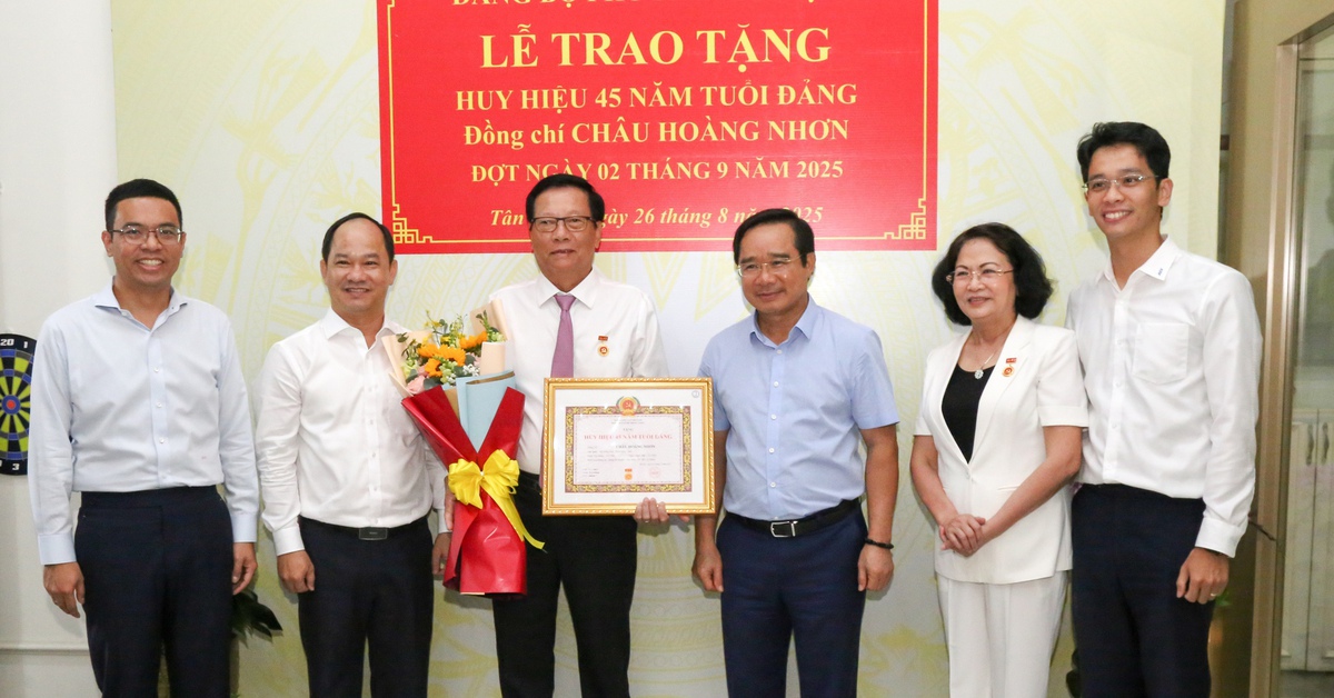 Trao Huy hiệu 45 năm tuổi Đảng cho ông Châu Hoàng Nhơn