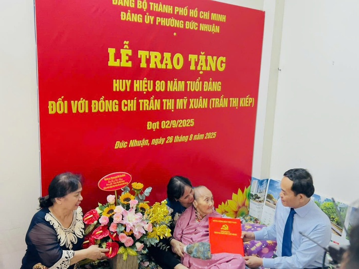 Tân Bí thư Thành ủy TP HCM Trần Lưu Quang trao Huy hiệu 80 năm tuổi Đảng cho đảng viên 100 tuổi- Ảnh 1. Tân Bí thư Thành ủy TP HCM Trần Lưu Quang trao Huy hiệu 80 năm tuổi Đảng cho đảng viên 100 tuổi- Ảnh 1.