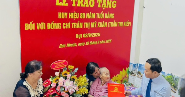 Tân Bí thư Thành ủy TP HCM Trần Lưu Quang trao Huy hiệu 80 năm tuổi Đảng cho đảng viên 100 tuổi