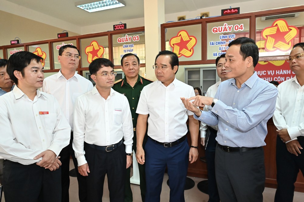 Bí thư Thành ủy TPHCM Trần Lưu Quang và đoàn công tác khảo sát tình hình hoạt động Trung tâm Phục vụ hành chính công đặc khu Côn Đảo. Ảnh: VIỆT DŨNG DSC_3701.jpeg