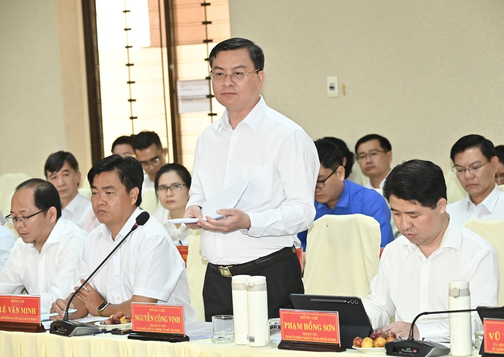 ホーチミン市財務局長グエン・コン・ヴィン氏が地元当局と協議中。写真:VIET DUNG DSC_4005.jpeg