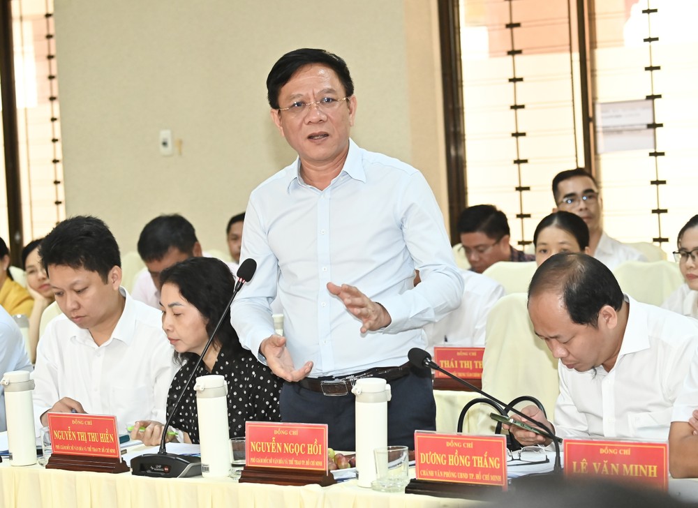 ホーチミン市文化スポーツ局のグエン・ゴック・ホイ副局長が地元当局と協議した。写真:VIET DUNG DSC_4030.jpeg