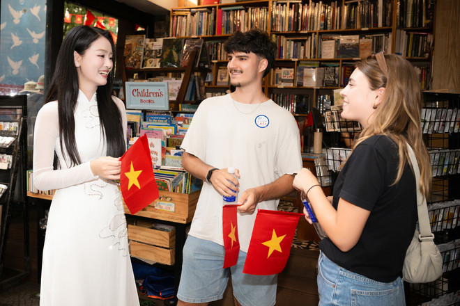 International tourists were given red flags with yellow stars when they visited Ho Chi Minh City at the end of April. (Photo: CTV/Vietnam+) a-hau-bui-khanh-linh-5-9711.jpg