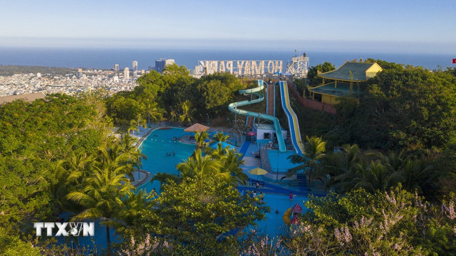 Ho May Park tourist area in Vung Tau ward has invested in new products and services and prepared stimulus packages to serve residents and tourists. (Photo: Huynh Son/VNA) ttxvn-khu-du-lich-ho-may.jpg