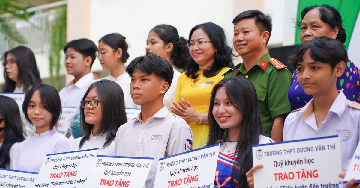 TP.HCM: Nhiều trường không nhận hoa chúc mừng lễ khai giảng, xin chuyển thành học bổng