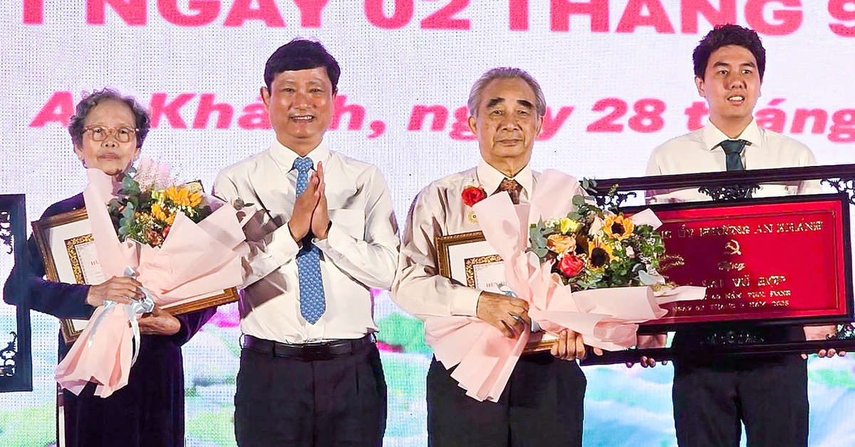 TP.HCM: Trao nhiều huy hiệu Đảng dịp Quốc khánh