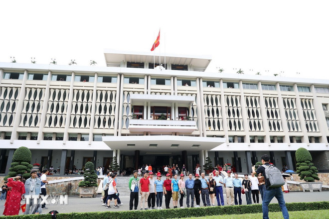Tourists visit the Independence Palace, a famous national relic site in Ho Chi Minh City. (Photo: Hong Dat/VNA) ttxvn-sai-gon-resize.jpg