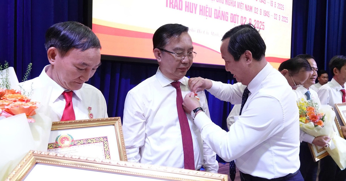 Giám đốc Sở Văn hóa và Thể thao TP.HCM Trần Thế Thuận nhận Huy hiệu 30 năm tuổi Đảng