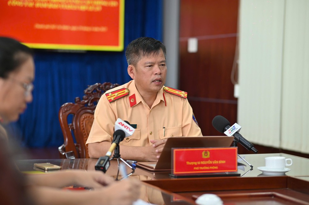 ທ່ານພົນໂທ ຫງວຽນວັນບິ່ງ, ຮອງຫົວໜ້າກົມຕໍາຫຼວດຈະລາຈອນ (PC08), ຕໍາຫຼວດນະຄອນ ໂຮ່ຈີມິນ ໄດ້ແຈ້ງໃຫ້ຊາບກ່ຽວກັບວຽກງານຮັບປະກັນຄວາມເປັນລະບຽບຮຽບຮ້ອຍ ແລະ ຄວາມປອດໄພໃນວັນພັກ 2 ກັນຍາ. ພາບ: ແພງໄຮ CSGT TP.HCM giám sát giao thông bằng flycam dịp lễ 2-9
