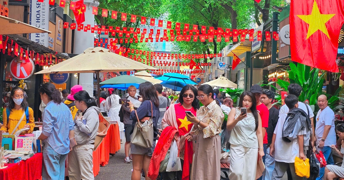 Lễ 2-9: TP.HCM rợp sắc cờ hoa, người dân nô nức chụp hình, mua sắm sôi động