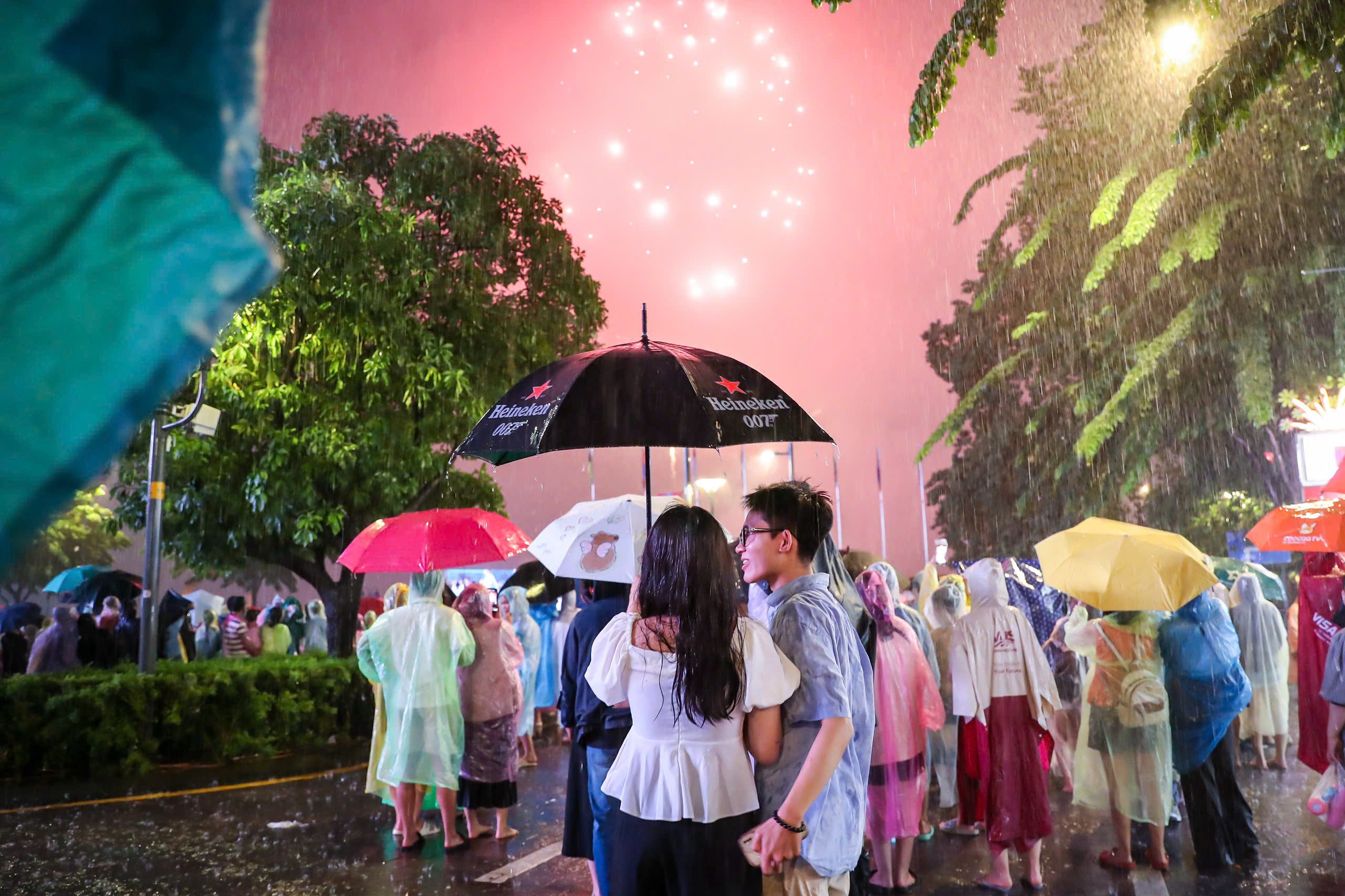 Dưới mưa, người dân TP.HCM ngắm pháo hoa rực sáng mừng ngày Quốc khánh 2.9 - Ảnh 1.
