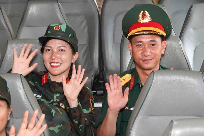 군인 응우옌 티 투 투이는 복귀하는 날 행복해합니다. 8511545be97d62233b6c-17569006653.jpg