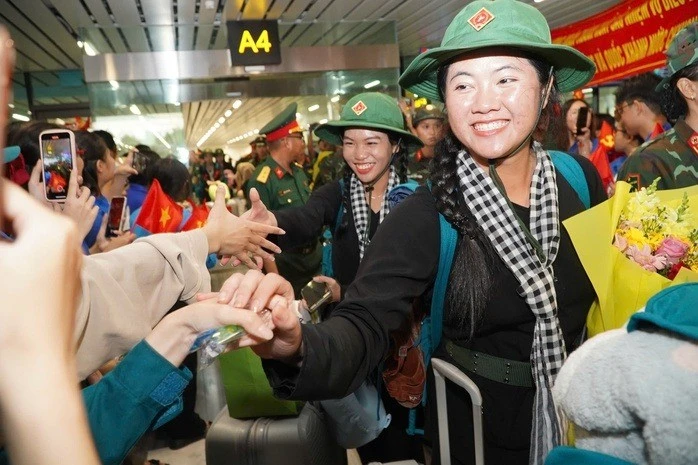 Chiến sĩ A80 về đến TPHCM trong vòng tay chào đón nồng nhiệt của gia đình, bạn bè